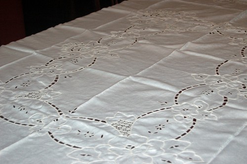 BEAUTIFUL 72" x 90" FLORAL CUT WORK TABLECLOTH AND EIGHT NAPKINS - Picture 3 of 6