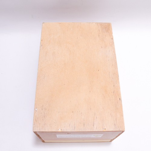 Caja de cigarros de madera vacía Kristoff Kristania Toro 7" x 4,5" x 3,5" - Imagen 8 de 11