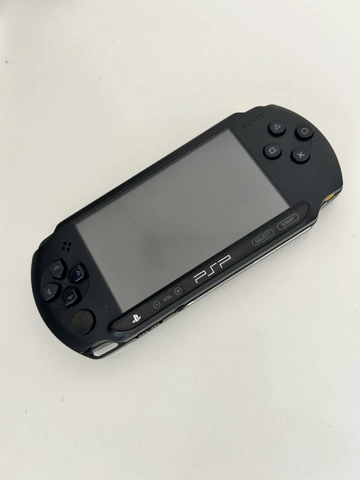 BUNDLE Sony Playstation PSP E1004, foto 1 di 5