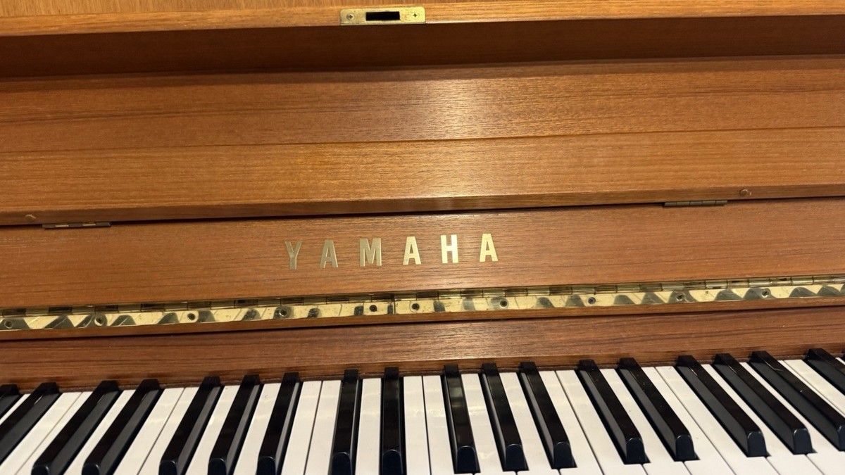 YAMAHA アップライトピアノ U7 中古ピアノ ヤマハ(YAMAHA U7C) 木目調が美しいヤマハ往年の名器