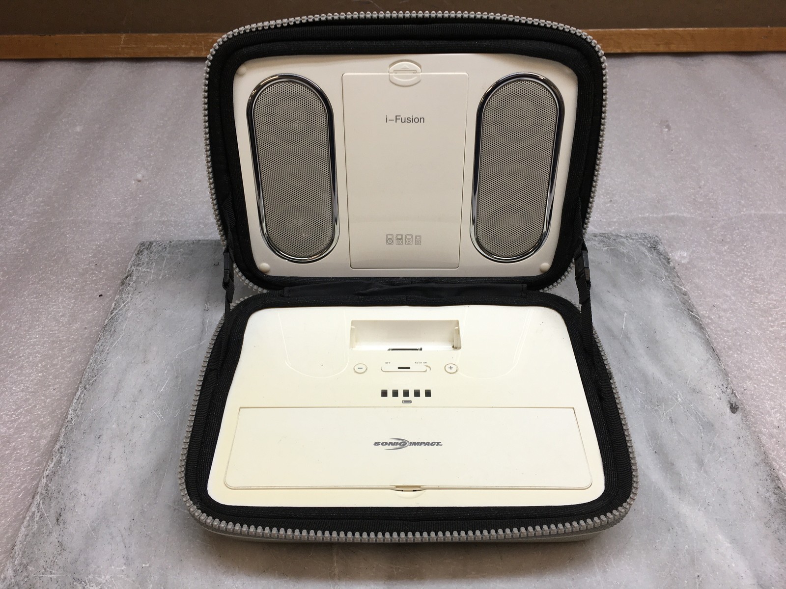 i-Fusion Sonic Impact Portable Speaker System Model 5085 iPod Gen 3 4 and 5