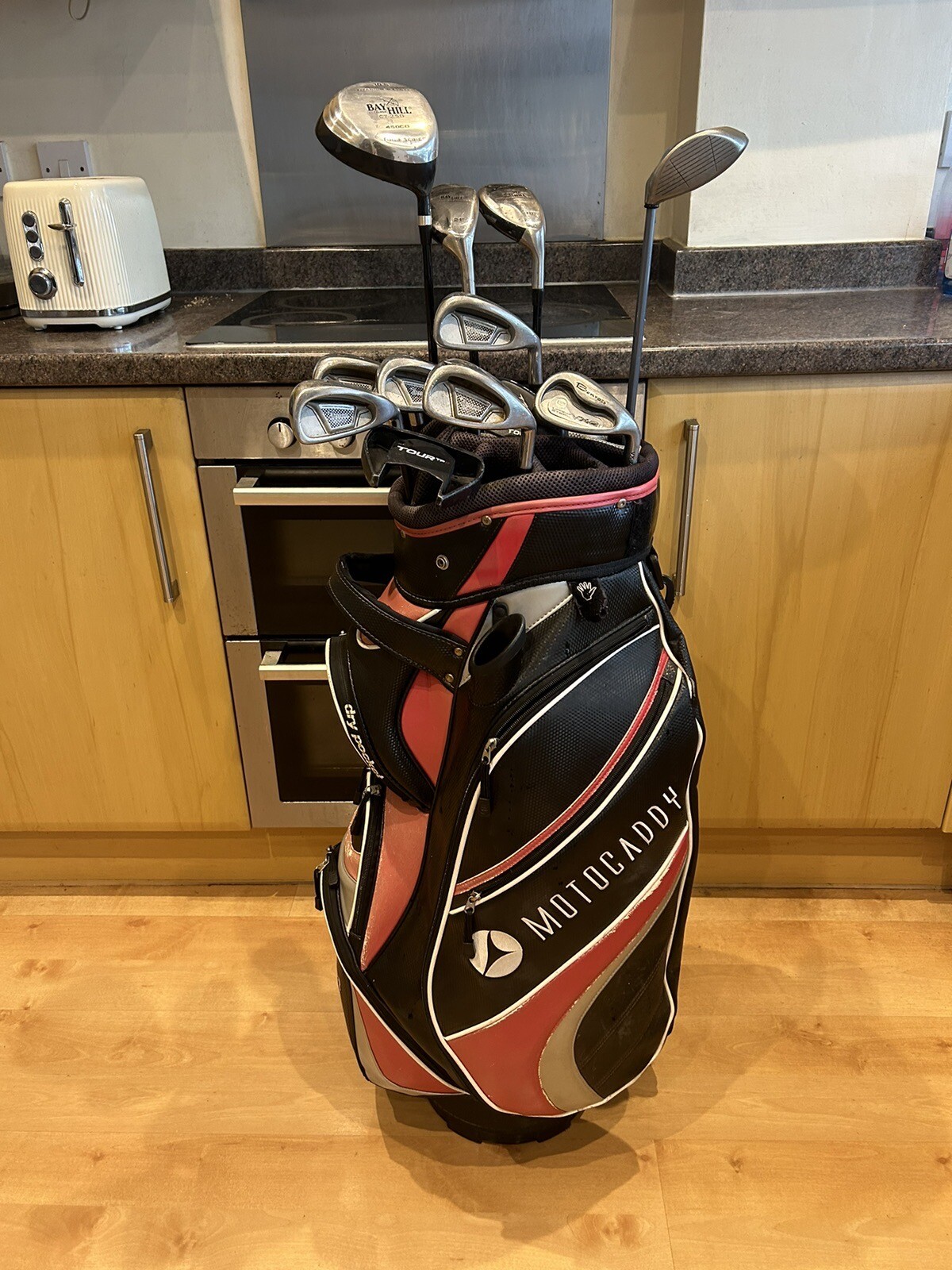 GREAT SET OF GOLF CLUBS AND BAG INCLUDING BAY HILL, CALLAWAY, RAM AND