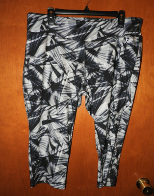 DANSKIN NOW Black \u0026 White Fitted Capri 