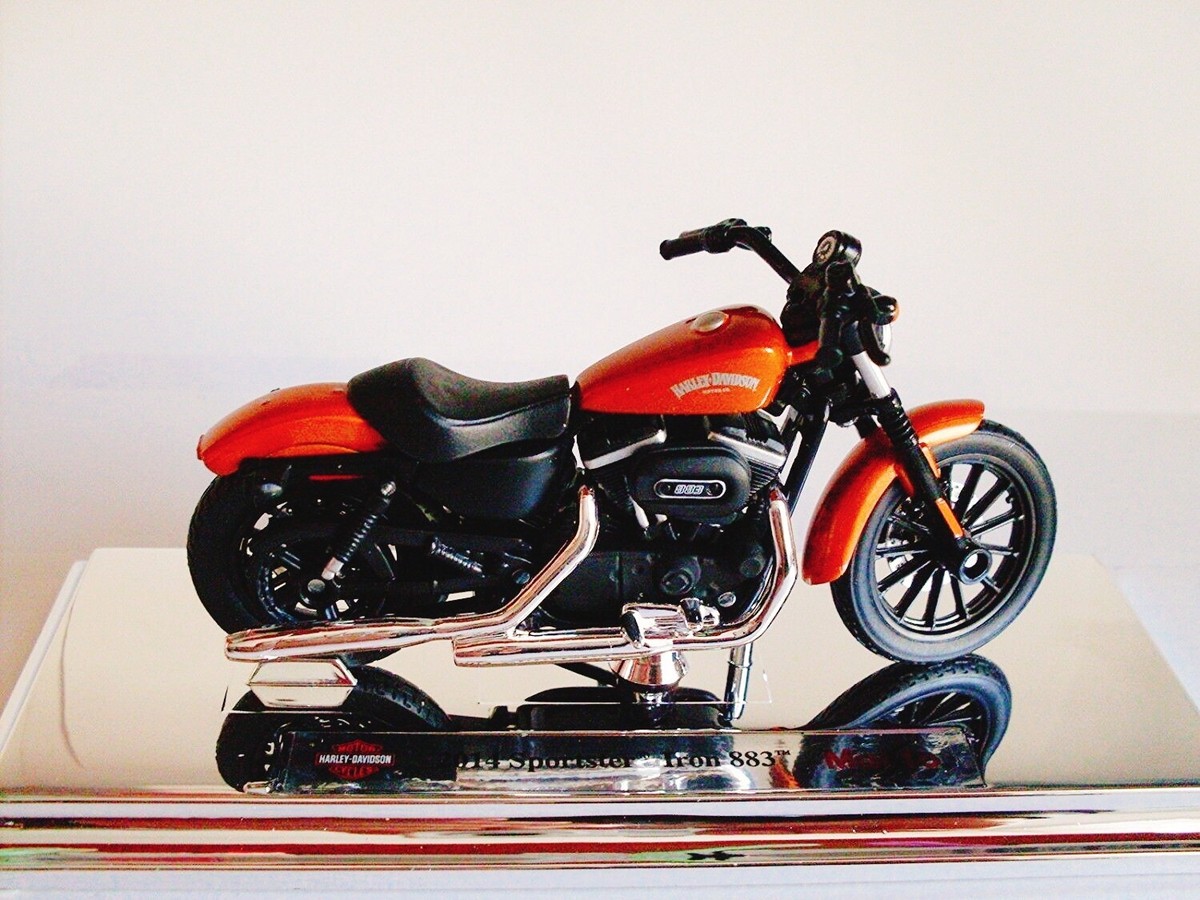 Maisto 1:18 Harley Davidson 2014 Sportster Iron 883 Motorcycle