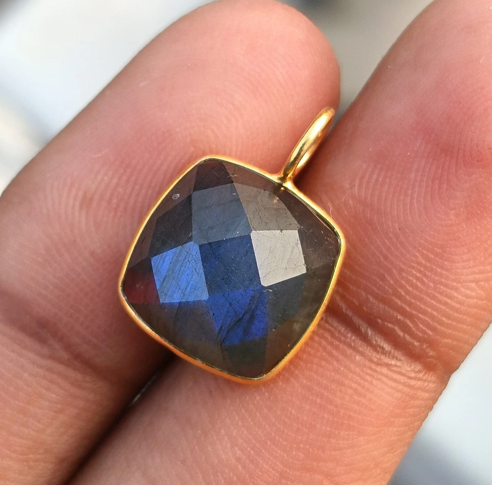 Colgante de labradorita corte facetado fuego azul natural, colgante de oro amarillo macizo de 18 quilates Foto 2 de 4