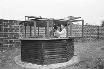 Astronomer Patrick Moore with telescopes the garden of his Selsey - Old Photo 1