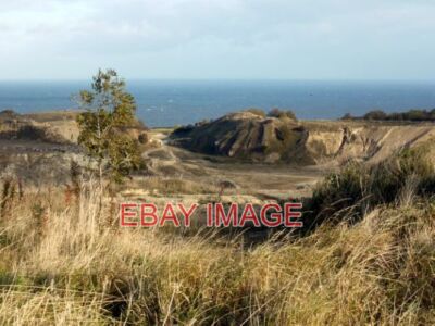 FOTO WEISSDORNSTEINBRUCH VON OBEN DER STEINBRUCH WIRD IN EINEN OSTHANG GESCHNITTEN NE