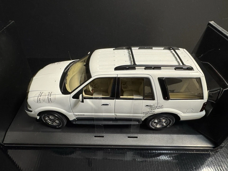 Lincoln Navigator 1998-2002 blanco 1:18 AUTOart 72761 ¡difícil de encontrar! Foto 3 de 4