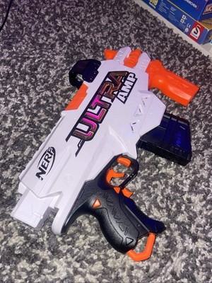 Nerf Ultra AMP Motorisierter Blaster, 6 -Dart Clip-Magazin, 6 Ultra Darts