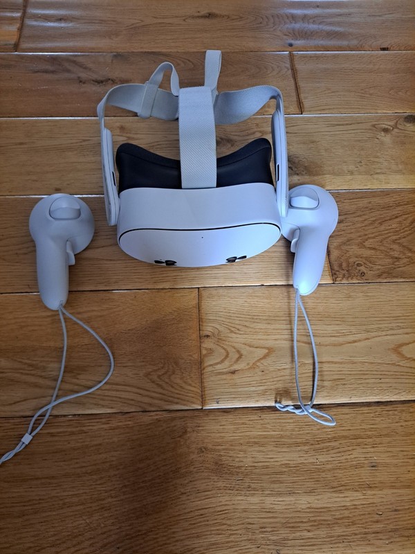 Meta Quest 3 128GB VR Headset Barely Used Working with Controllers