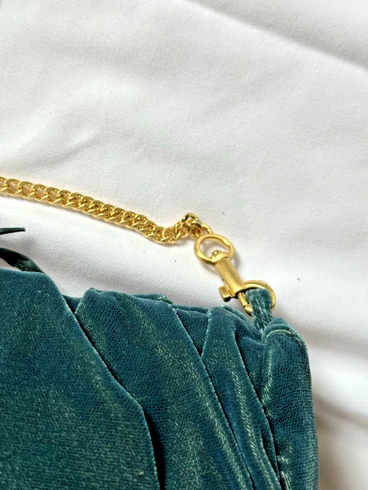 NOVA Bolsa Transversal Vera Bradley Blake com Corrente Musgo Marinho Veludo Verde - Imagem 3 de 4