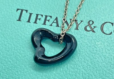 TIFFANY & Co. Elsa Peretti Black Jade Open Heart Pendant TIFFANY & Co. Elsa Peretti Black Jade Open Heart Pendant