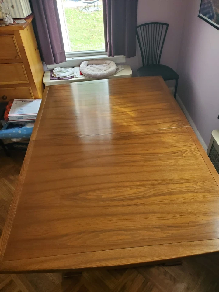 precioso juego de mesa y sillas de comedor de nogal para 6 Foto 2 de 4