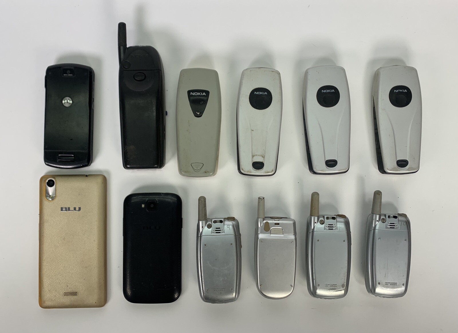 Lot of 12 Vintage Cell Phones Motorola,BLU, Nokia, Kyrocera, Cricket -AS IS