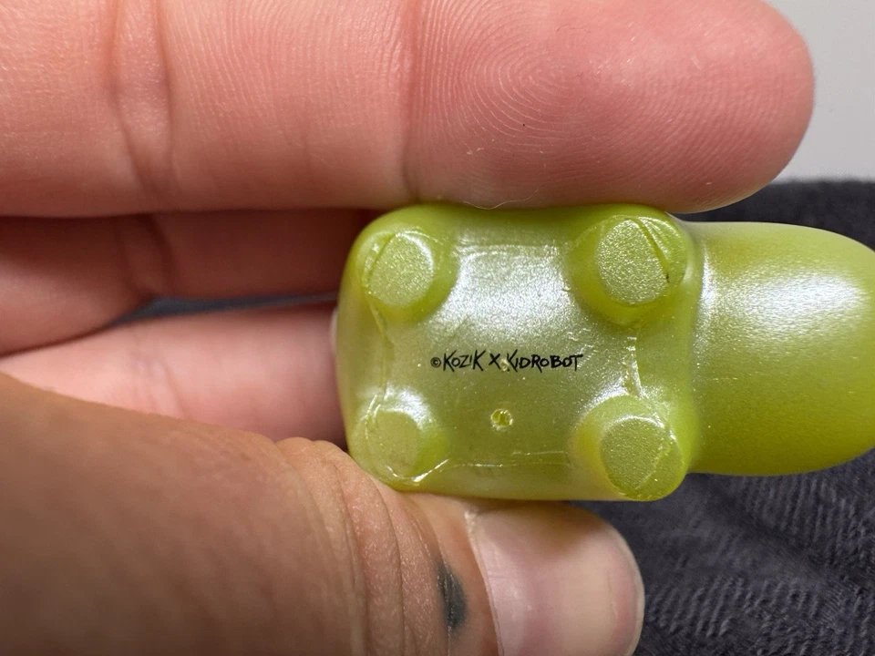 Kidrobot Happy Labbit Hueso Verde Brillante 1.3" Figura Vinilo Mini Serie Frank Kozik Foto 4 de 4