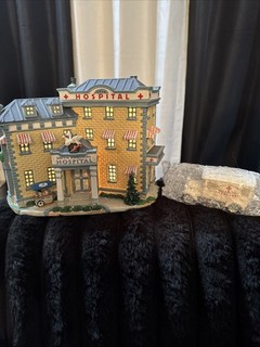 Lemax 75509 SMITH MEMORIAL HOSPITAL Building Ambulance Christmas Village NO BOX