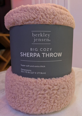 Berkley and Jensen Pink Sherpa Throw 50x70 Soft Extra Thick Blanket Brand New