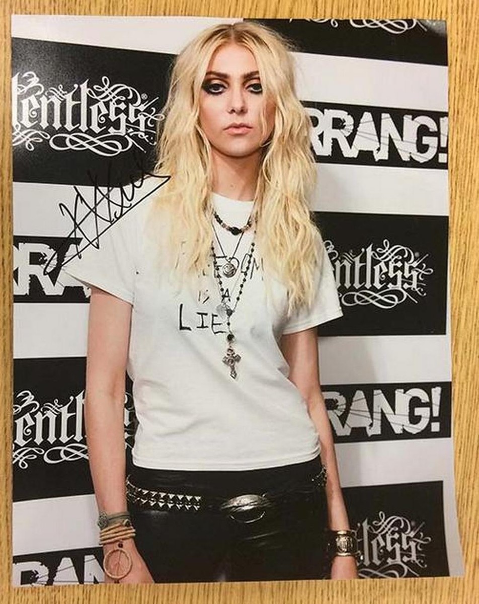 TAYLOR MOMSEN PHOTO SIGNED GOSSIP GIRL PRETTY RECKLESS | eBay