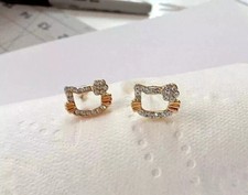 Orecchini a perno Hello Kitty tondi in vera moissanite 1,30 ct placcati oro giallo 14 kt