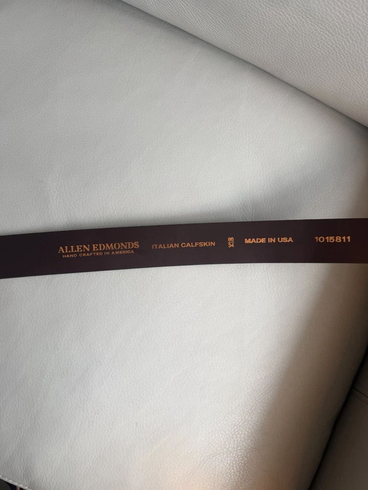 Cinturón de vestir Allen Edmonds de cuero de becerro marrón talla 34 cintura. Hecho en USA. Foto 2 de 4