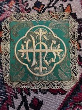 PALLA DA CALICE CON RICAMO CON IHS IN BROCCATO VERDE