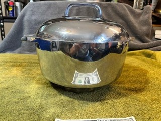 Cleaned & Polished Wagner Ware Magnalite Roaster Dutch Oven 4248 M 5qt. trivet
