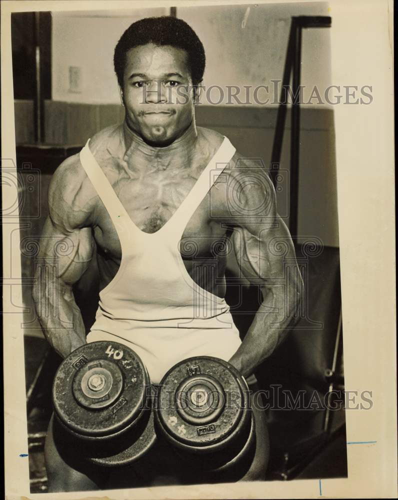 Foto de prensa 1982 Joe Dawson levantando mancuernas en la competencia Alaska Fur Rondy