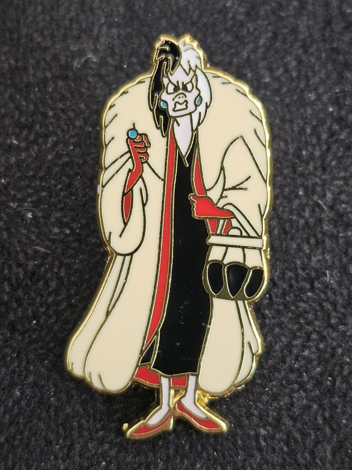 Disney Villains 2004 - Angry Cruella De Vil Holding Purse Pin (C)