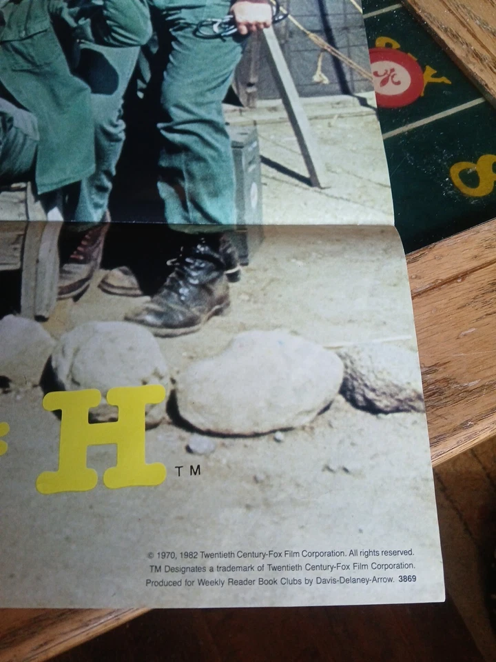 VINTAGE 1982 MASH A POSTER MAGAZINE  - image 4 of 4