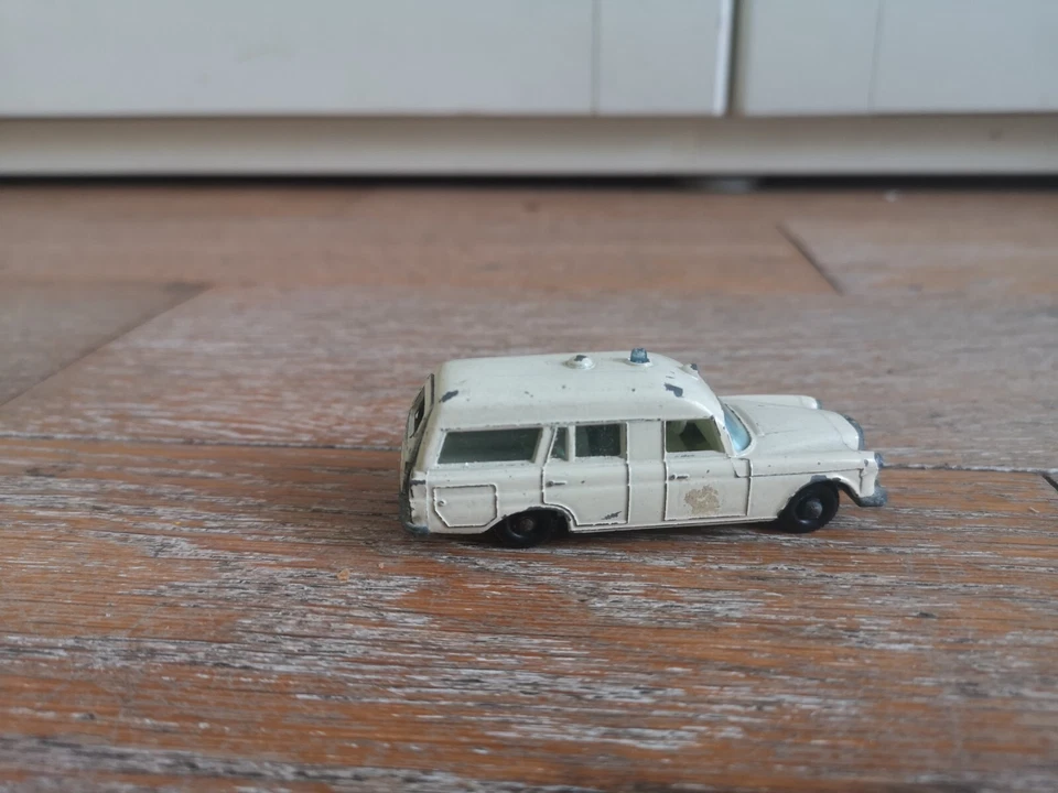 MATCHBOX LESNEY - MERCEDES BENZ - BINZ AMBULANCE N°3 - Immagine 2 di 3