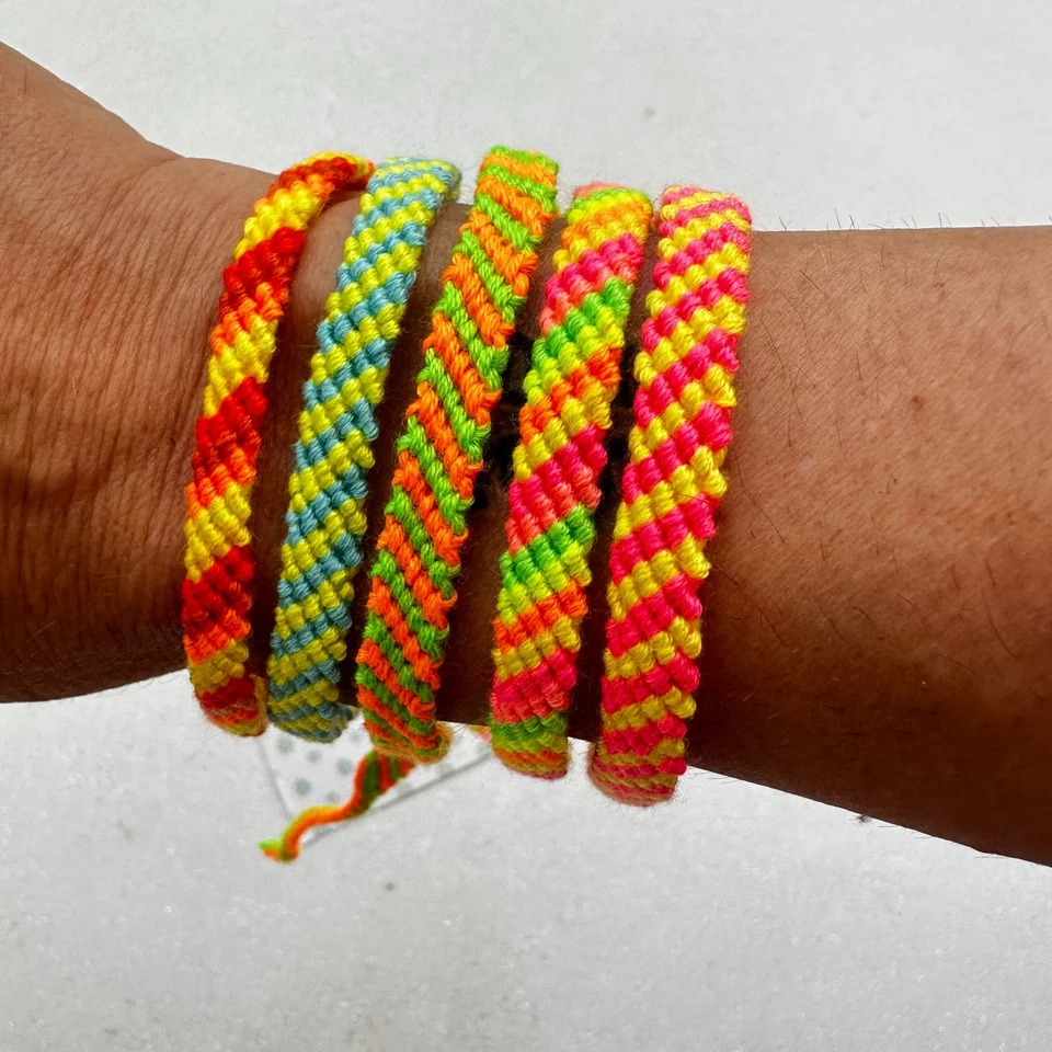 Bracciali dell'amicizia realizzati a mano tecnica macramè fluo - personalizzato - Immagine 2 di 4