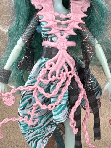 Monster High Doll Vandala Doubloons & Kiyomi Haunterly Haunted Student Spirits - Picture 5 of 8