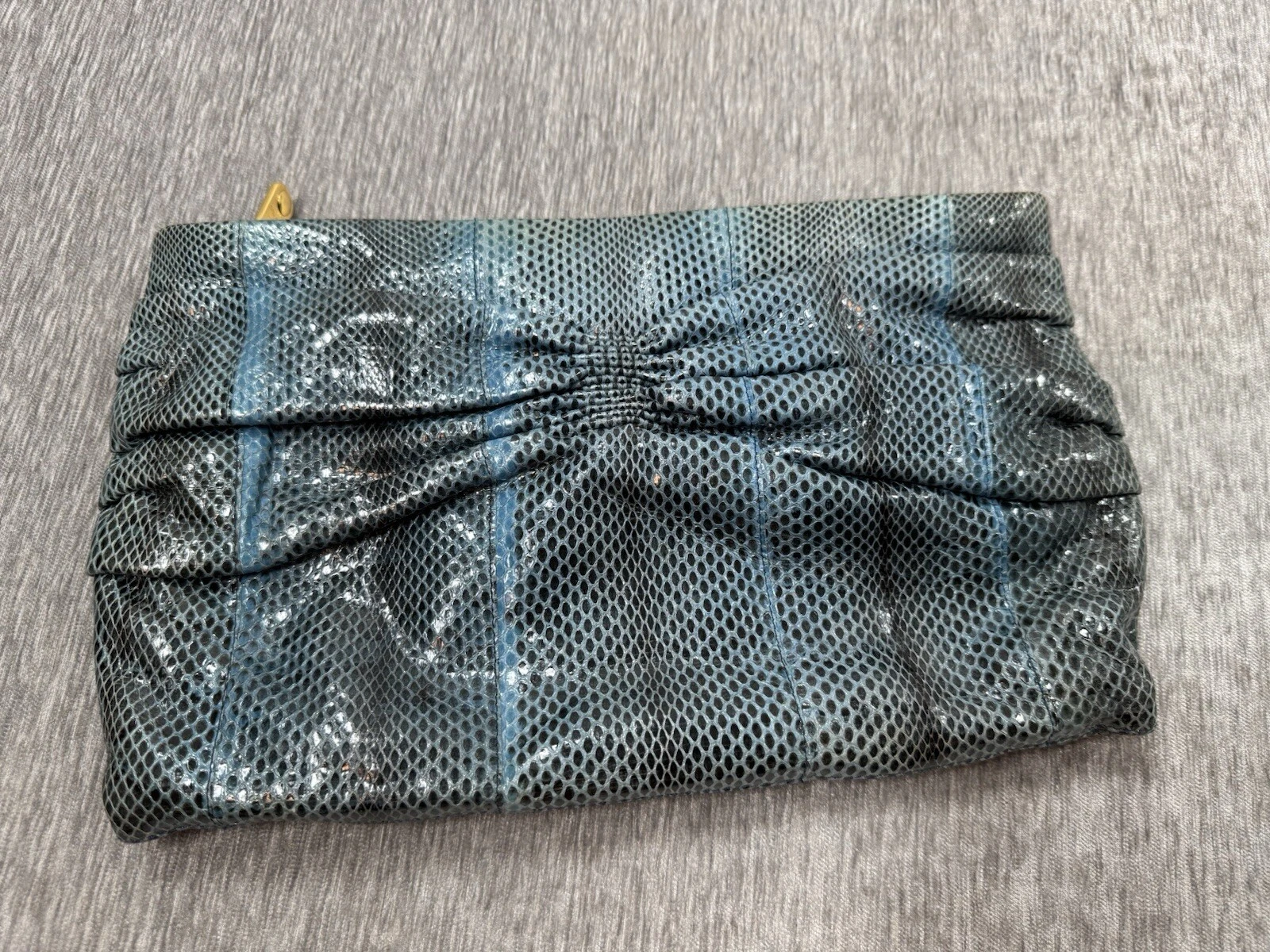 Borsa vintage Miu Miu grande pochette sera formale blu nero pelle di serpente pitone