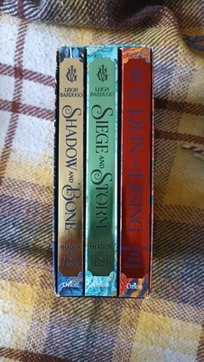 The Shadow and Bone Trilogy Boxed Set von Leigh Bardugo (2017, Taschenbuch)
