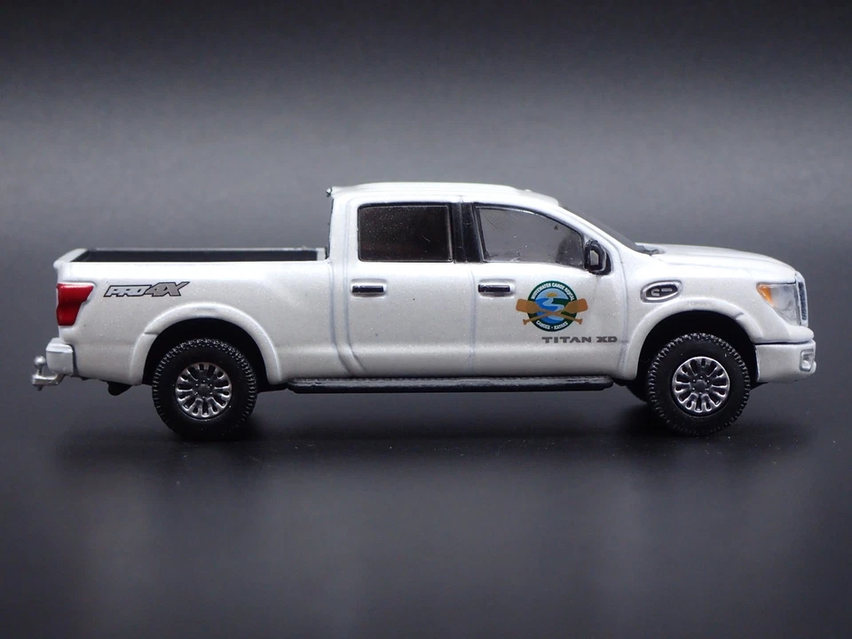 2016-2024 Nissan Titan Xd PRO-4X Pick-Up Camion con Gancio 1:64 Modello Auto - Immagine 3 di 4