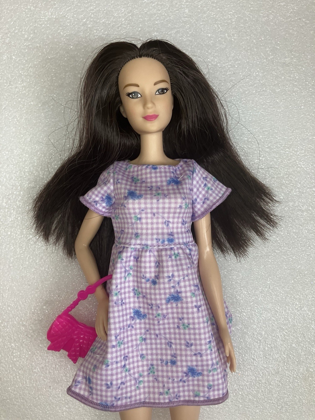 Barbie Muñeca Asiática Rosa Labios Púrpura Vestido Floral con Sandalias Primavera Look Mattel
