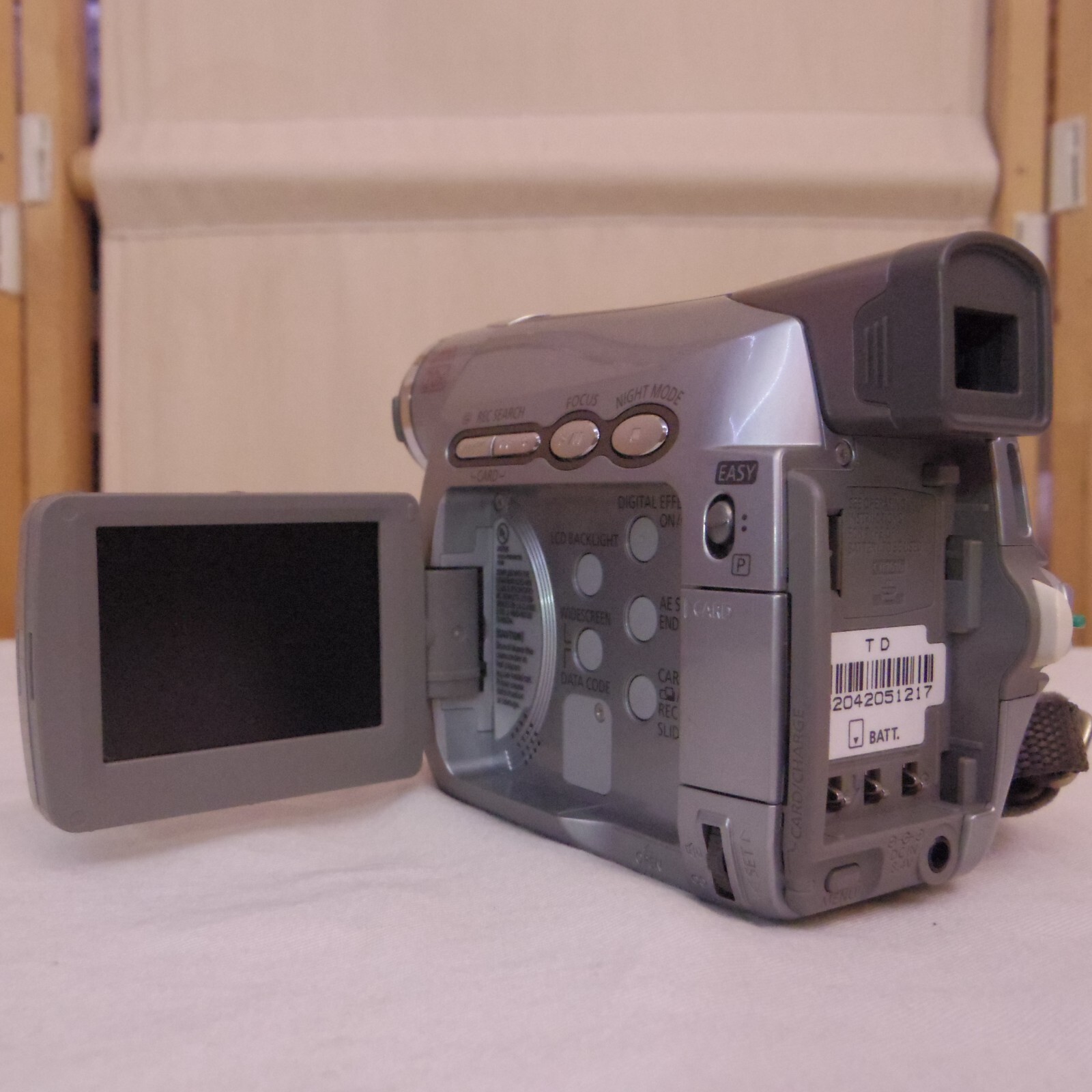 Canon ZR200 Mini DV Camcorder + (2) Batteries + DC Car Charger + Bag