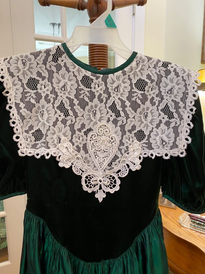 Vestido vintage de terciopelo y satén para niñas  Foto 2 de 4