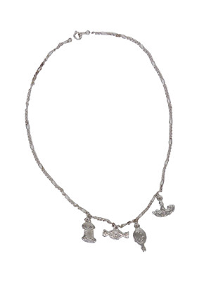 Barbie Halskette Kette mit Charms Candy Hand Spiegel Diadem Fadenspule Silber