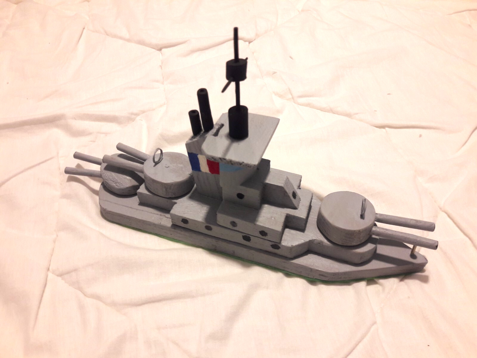 Bateau de guerre WW2 miniature en bois : maquette navale de collection rare