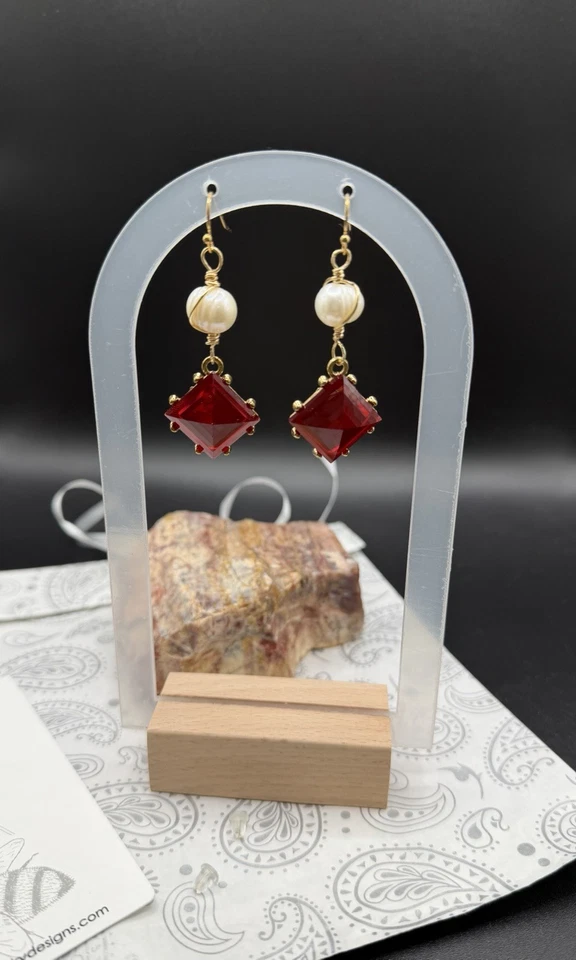 珍珠和红色玻璃吊坠耳环,圣诞礼物,复古珍珠重装 — 第 3/4 张图片