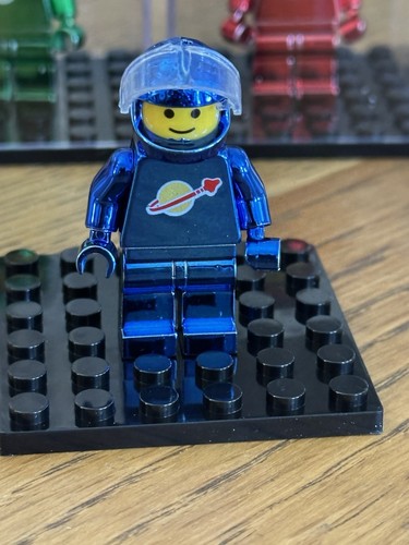 Lego Chrome Plated Classic Space Astronaut mini figure x8 with Display stands - Picture 5 of 12