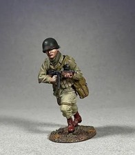 25151 - Lt. Ronald Speirs Running with Thompson, 1944-45 - WWII - W. Britain
