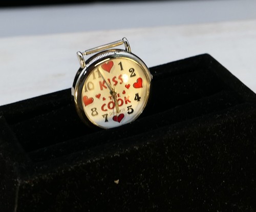 Vintage Dingbats “Kiss the Cook” Analog Quartz Watch~New Batter - Picture 8 of 9