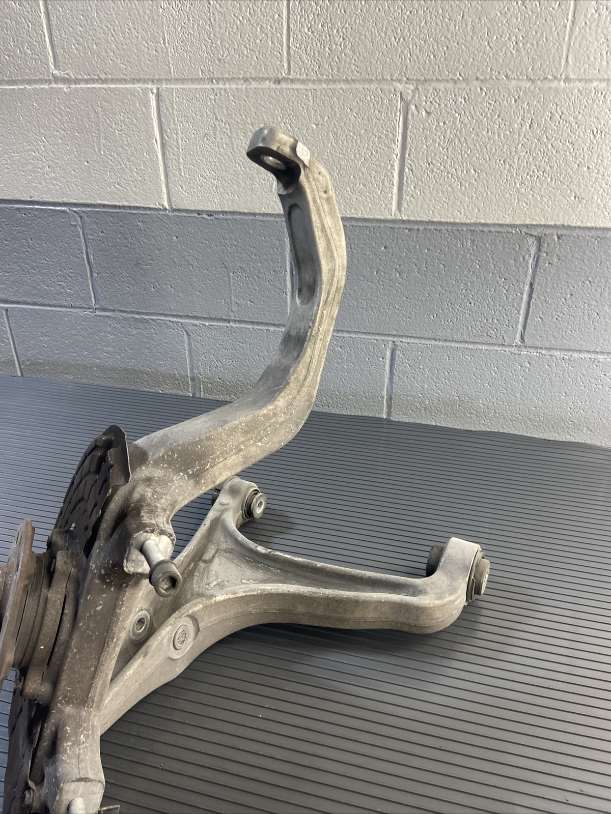 2017-2020 Maserati Levante Front Right Knuckle Spindle Control Arm OEM