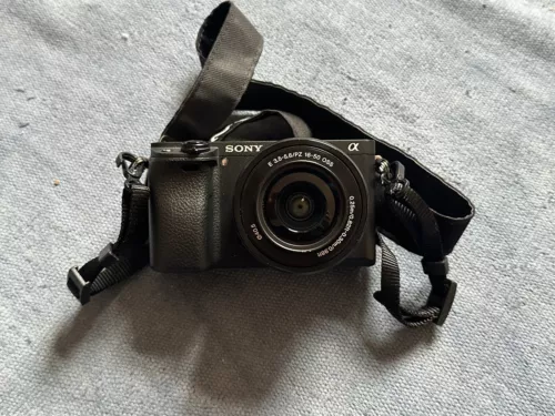 Objectif Sony Alpha a6300 Mirrorless Digital E 16-50 mm avec sac pour appareil photo pack d'accessoires