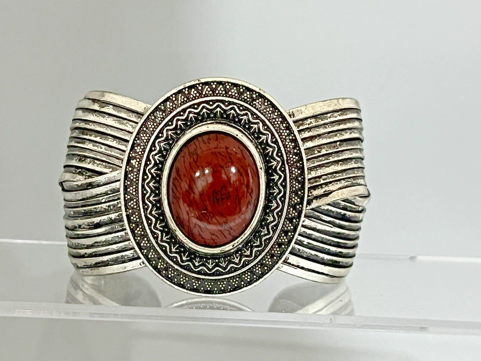 Brazalete Brazalete Cabujón Rojo Priemiere Designs Tono Plata  Foto 4 de 4