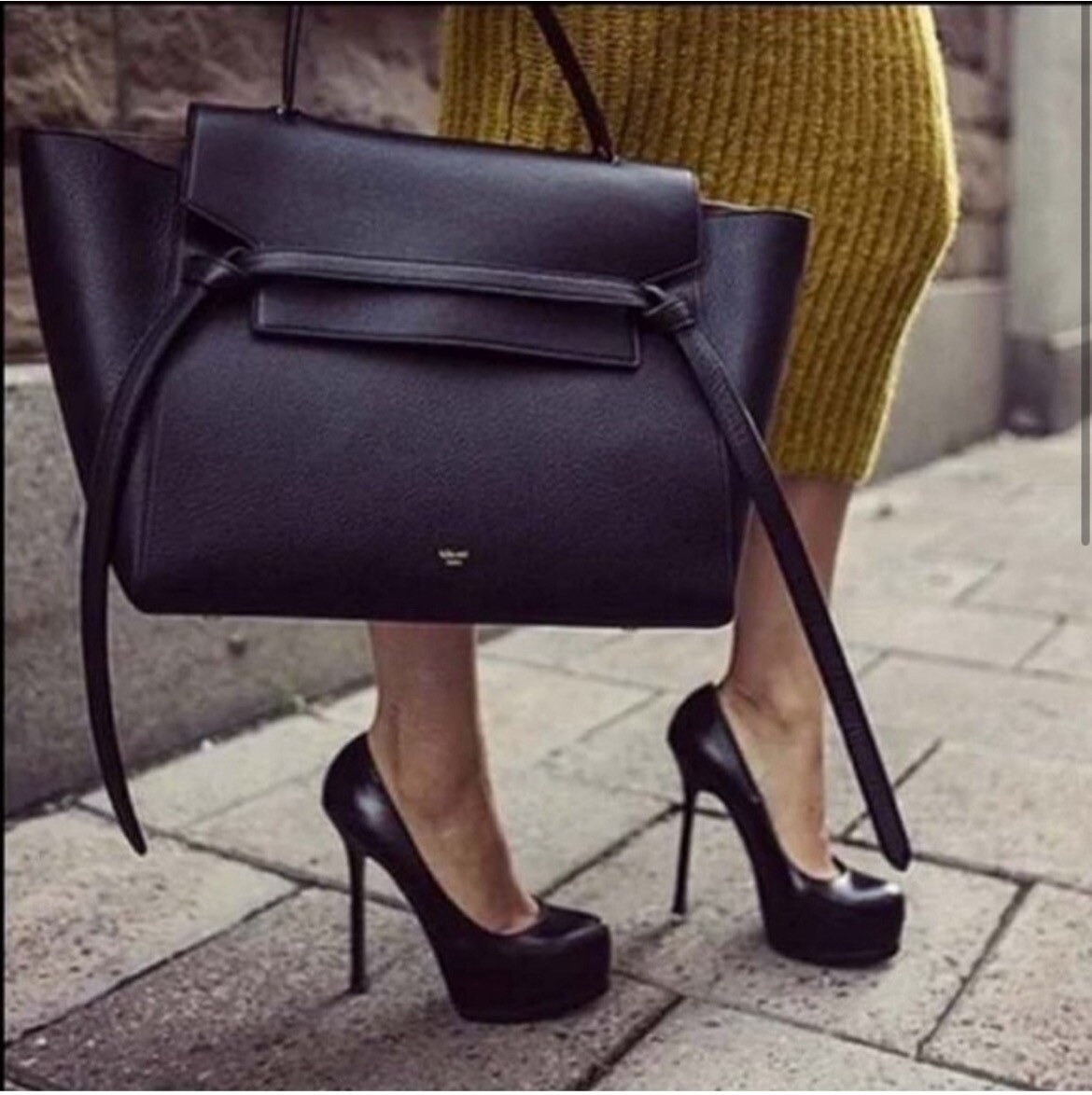 Décolleté Yves Saint Laurent in pelle nera con plateau