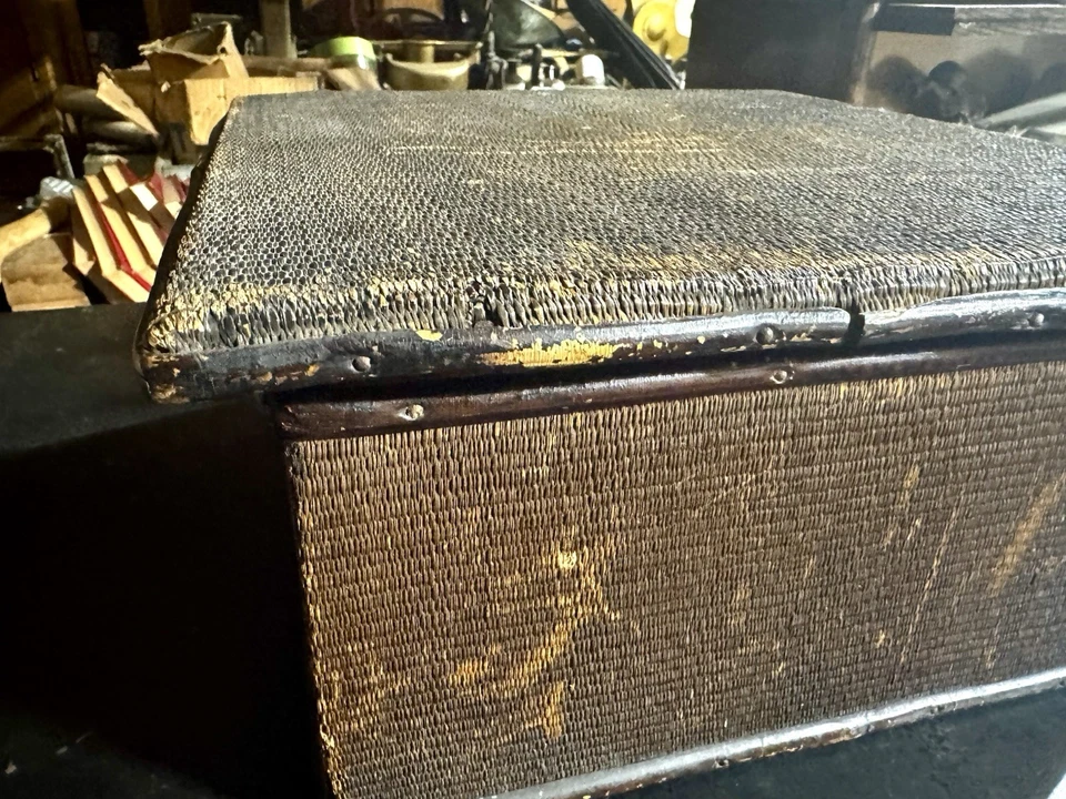 Antiguo baúl de ratán tejido de madera con ramas Foto 2 de 4