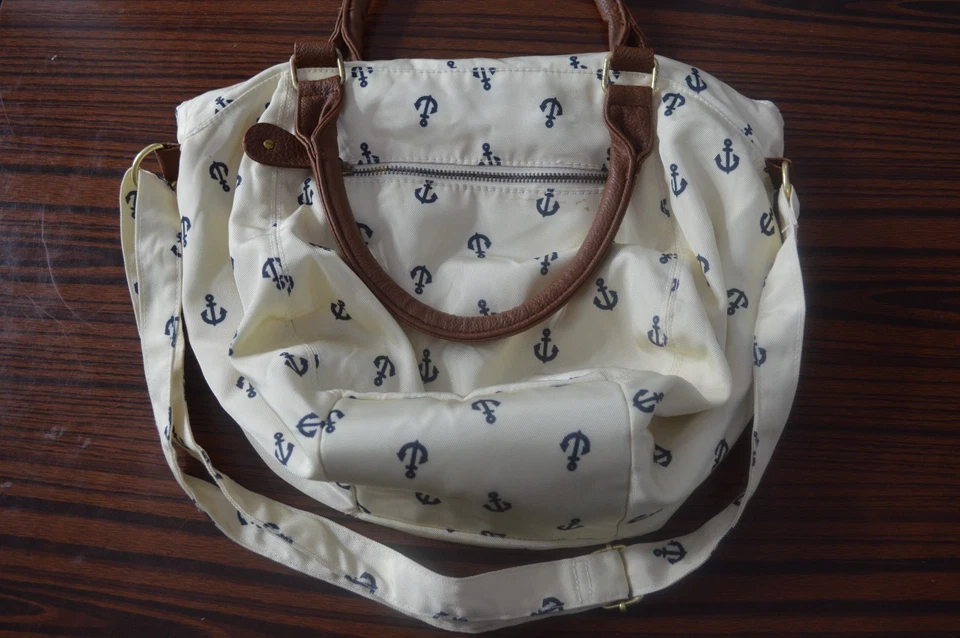 Bolso de hombro Old Navy blanco con estampado de ancla azul marino y asas marrones Foto 4 de 4